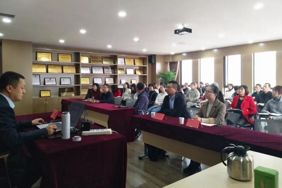 学无止境|女蓝线上买球（中国）股份有限公司
举办法律知识专题培训